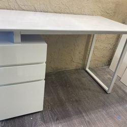 Modern Gloss White Desk with 3 Drawers - Local Delivery Available for a Fee - See My Other Items😎