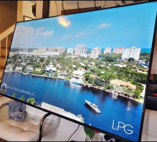 70" Roku Smart Tv 4k Great Condition Like New Stil Have The Legs. Great Quality Pic No Scratch