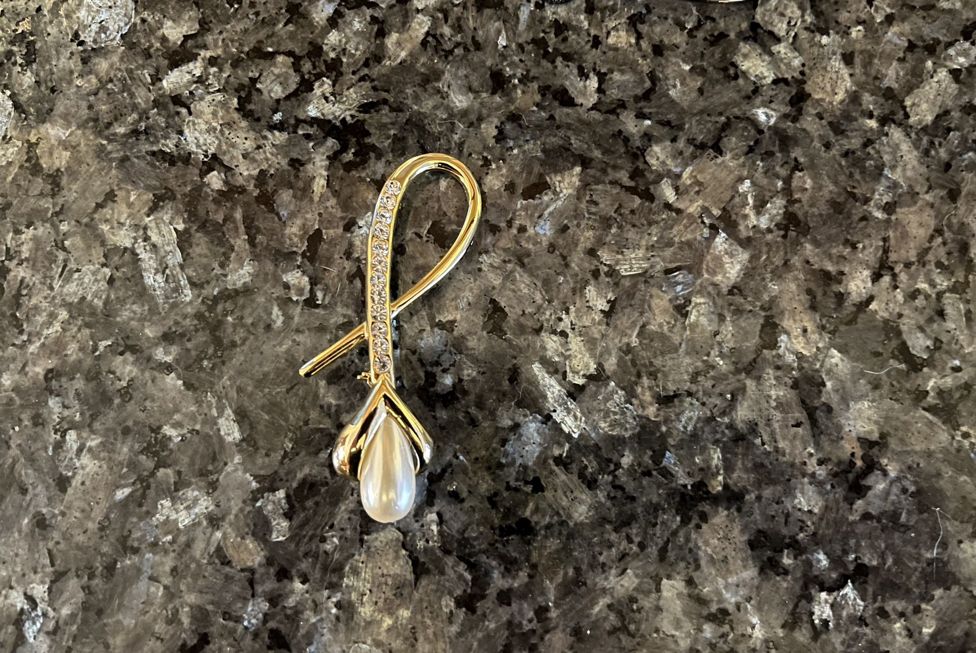 Pearl , Rhinestone and Gold Toned Pin Brooch