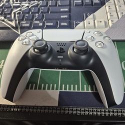 Playstation 5 Dual Sense Controller/ 3 Games