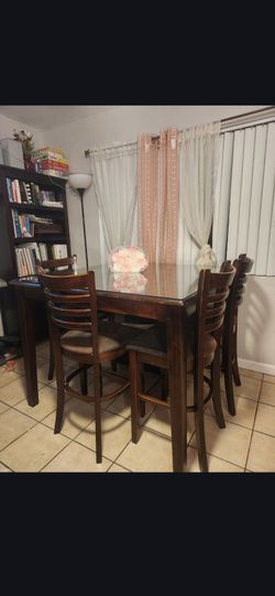 Comedor con 4 sillas