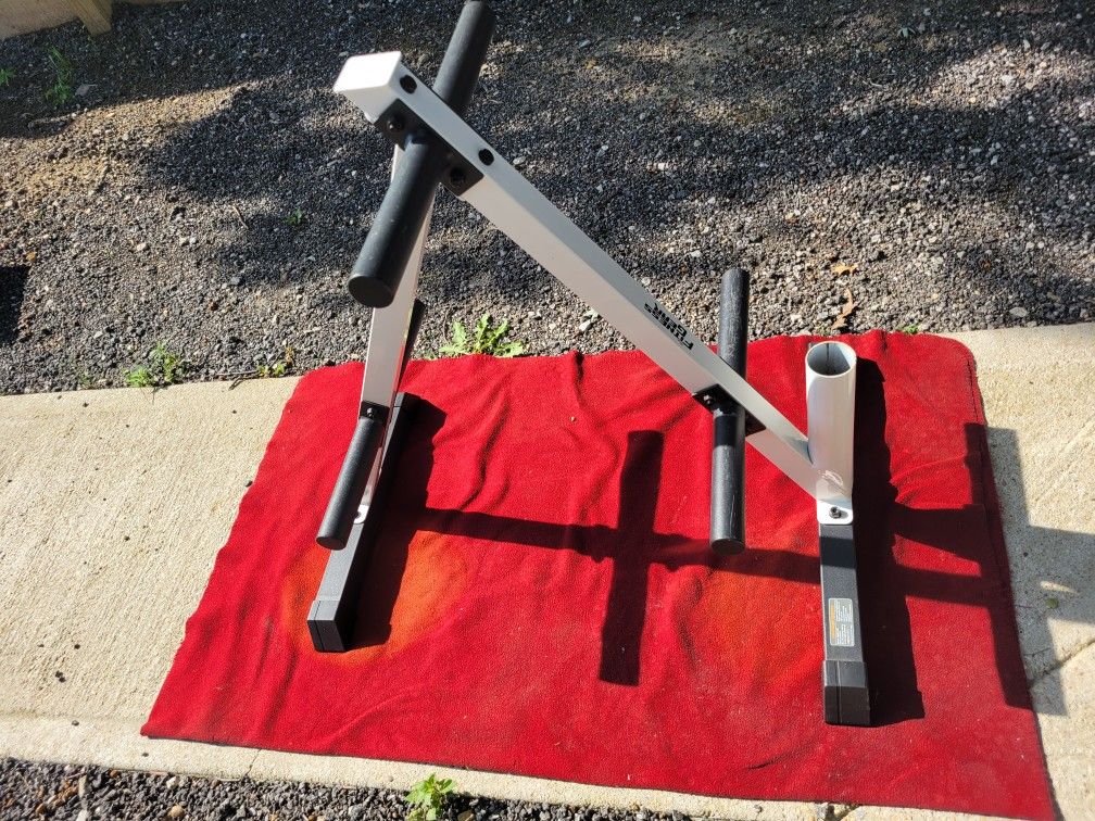 FITNESS GEAR. 2" HOLE PLATE TREE  6 HORNS AND 1 BAR HOLDER
GOOD CONDITION 
35$ CASH ONLY AS IS 