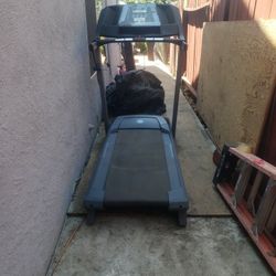 GOLD'S GYM TREADMILL