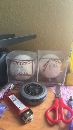 Bryce Harper signed ball Cody bellinger signed ball