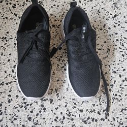 Brand New Size 7 Women's Sneakers 