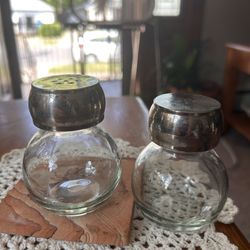 Vintage Salt And Pepper Shakers Clear Glass Screw On Tops Pre-owned. 
