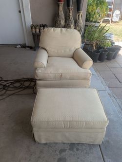 Swivel Lounge chair w/Ottoman