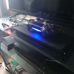 Ps4 Slim 500gb. 2 Controllers. 3 Games.
