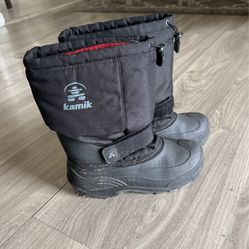 Snow boots size 5 