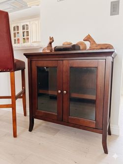 ‼️Beautiful living room or kitchen CABINET / SIDEBOARD IN PRISTINE CONDITION ONLY USED FOR STAGING ‼️ PLEASE, CHECK MY OTHER LISTINGS AND FOLLOW