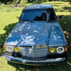 1982 Mercedes Benz 300D Turbo 