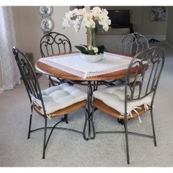 Solid Oak Distressed Wood Dinning Table And Chairs 48' Diameter 