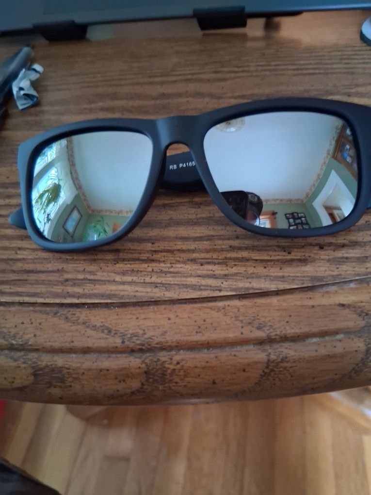 RAY BAN JUSTIN'S WITH BLACK RUBBERIZED FRAME AND POLARIZED SILVER MIRROR LENSES. BRAND NEW.