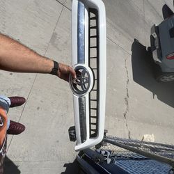 2006 sequoia front grill in pearl white