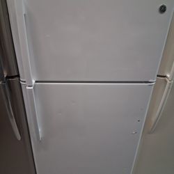 GE Top Freezer Refrigerator 