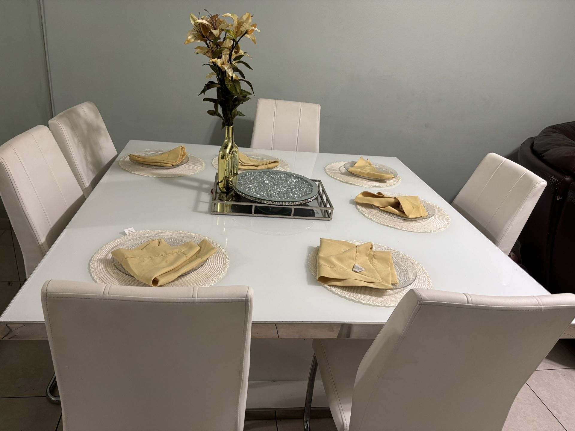 Shiny white Table With 6 Chairs Included 