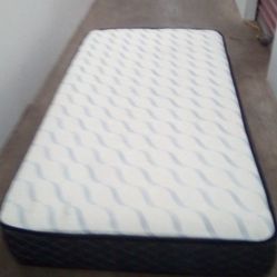 Thick Twin Mattress Pickup Between M-F 2:00-5:40 S-S 2:00-4:40 Rainbow/Charleston Cash Only Read Description Price Is Firm 
