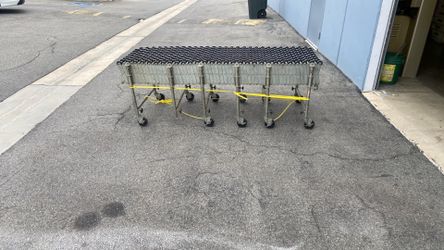 Flexible expandable gravity skatewheel conveyor
