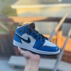 Jordan 1 Mid Signal Blue