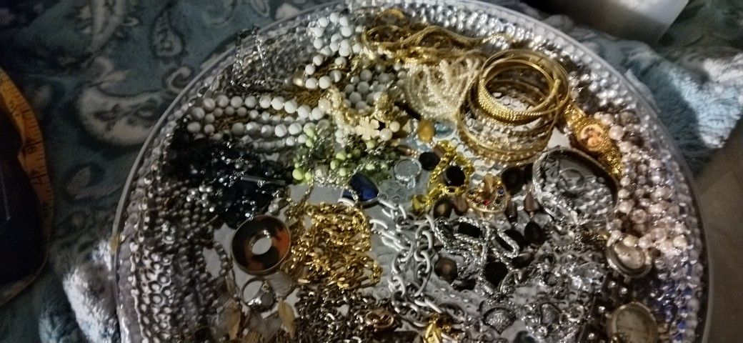 Beautiful Lot of Jewelry. 2+ Lbs.