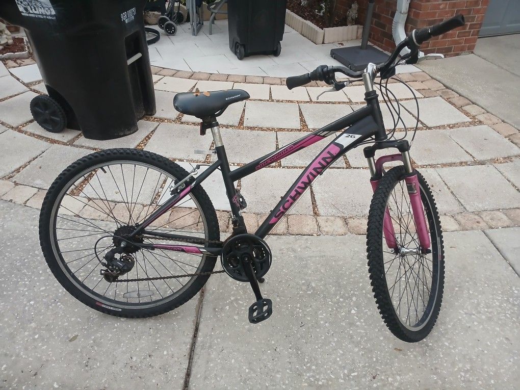 Mountain Bike Schwinn 26" Works Great