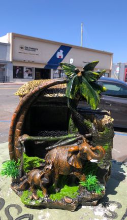 Palm tree table water fountain with 2 elephants 11” inches tall 9” inches W