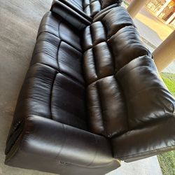 Brown Reclining Leather Sofa/ Sofa Reclinable De Cuero Café 