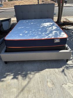 BEAUTIFUL FUL BED  LIKE NEW JEROME’S MATTRESS REALLY CLEAN