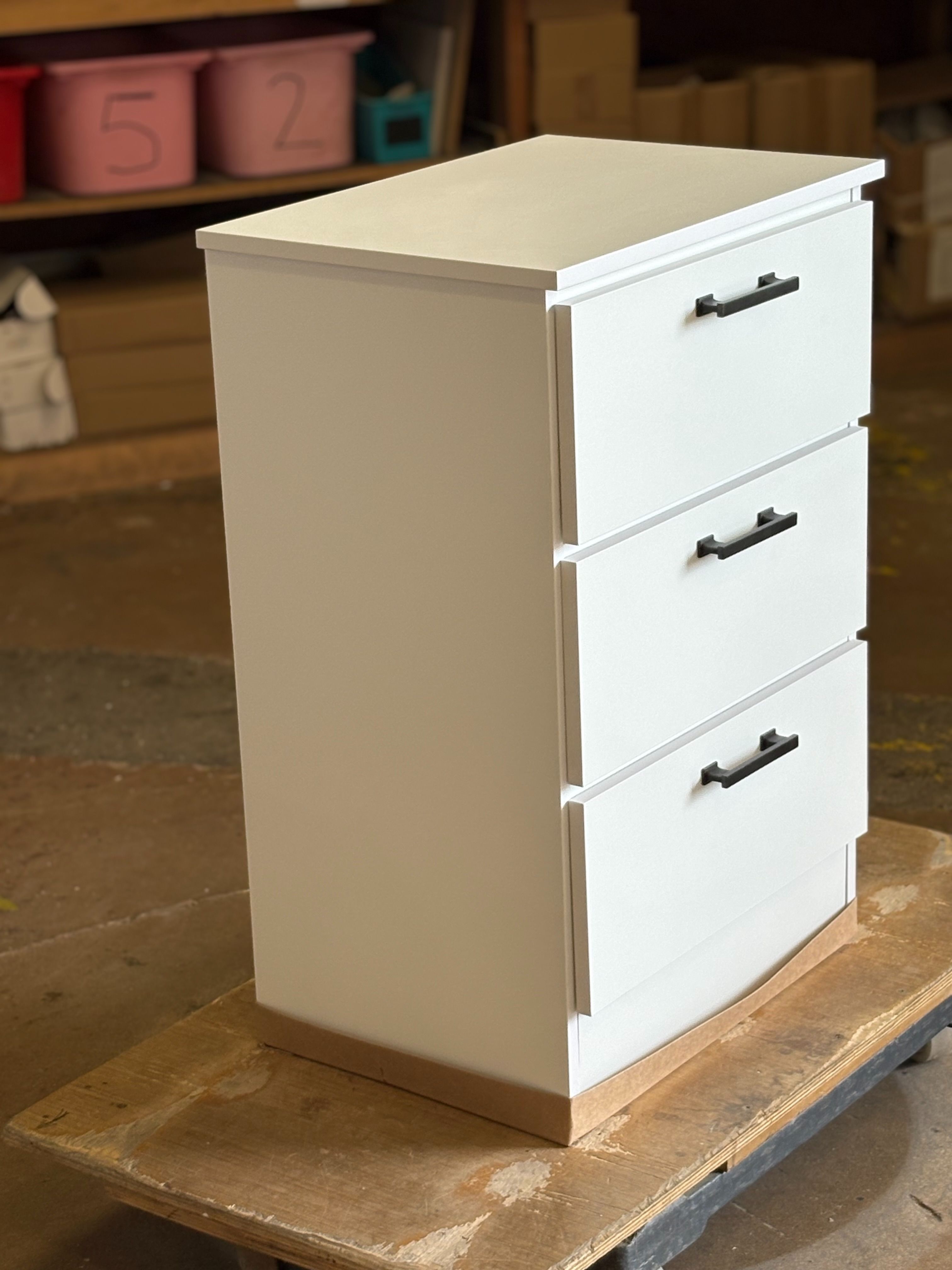 Mesa de noche de 3 gavetas