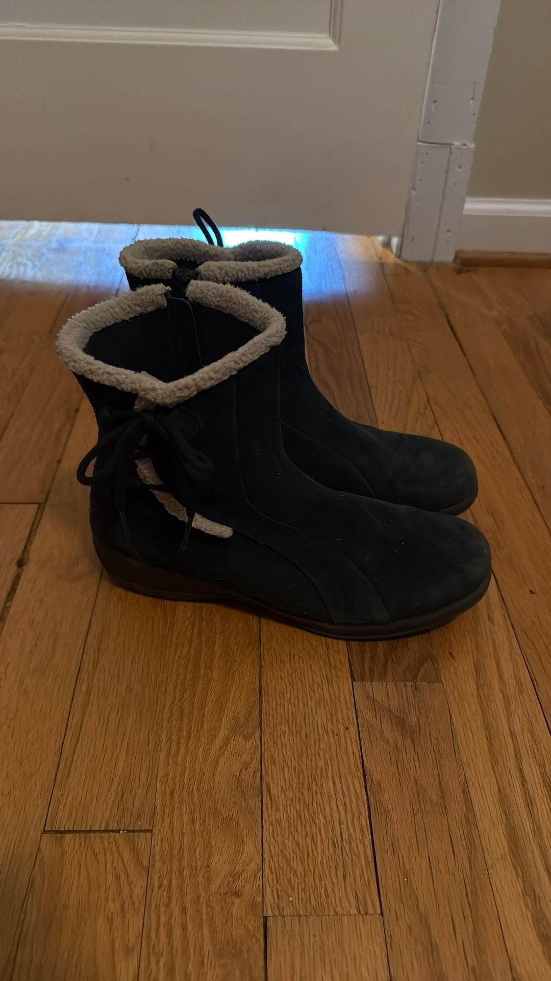 Clarks Black Lined Boots Womens Size 10