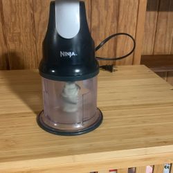 Ninja Food Chopper Express Chop with 200-Watt, 16-Ounce Bowl for Mincing, Chopping, Grinding, Blending and Meal Prep (NJ110GR)