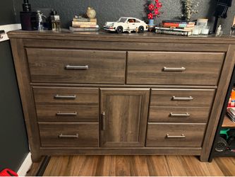Ashley furniture dresser in great condition,  you will be able to store a lot of clothes in this dresser and it looks great!