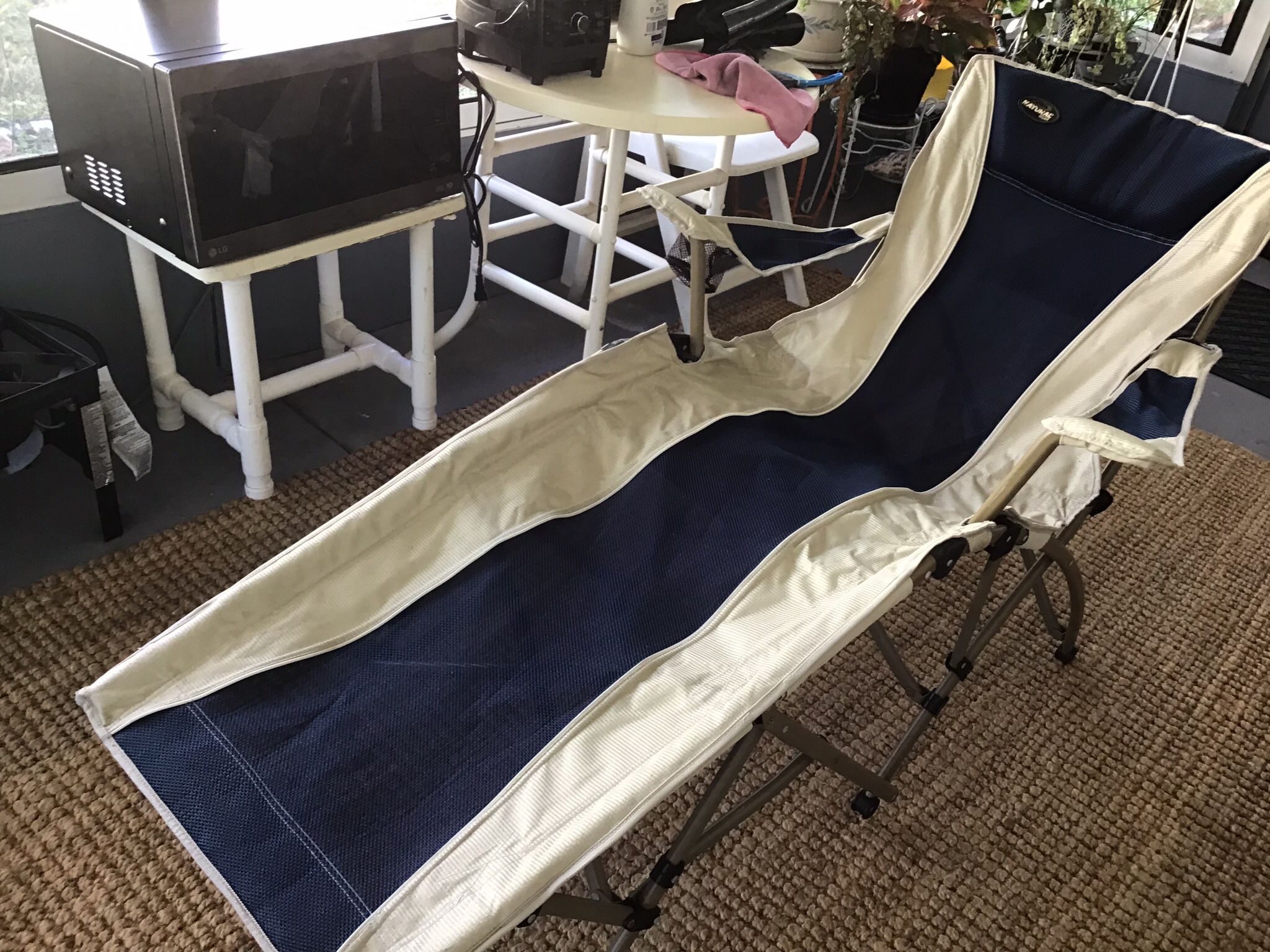 LARGE FOLDABLE LOUNGE CHAIR IN EXCELLENT CONDITION 