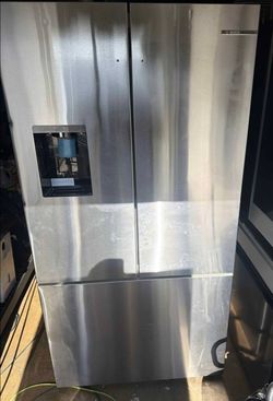 NEW !! BOSCH 500 SERIES SMART FRENCH DOOR REFRIGERATOR/ small dents