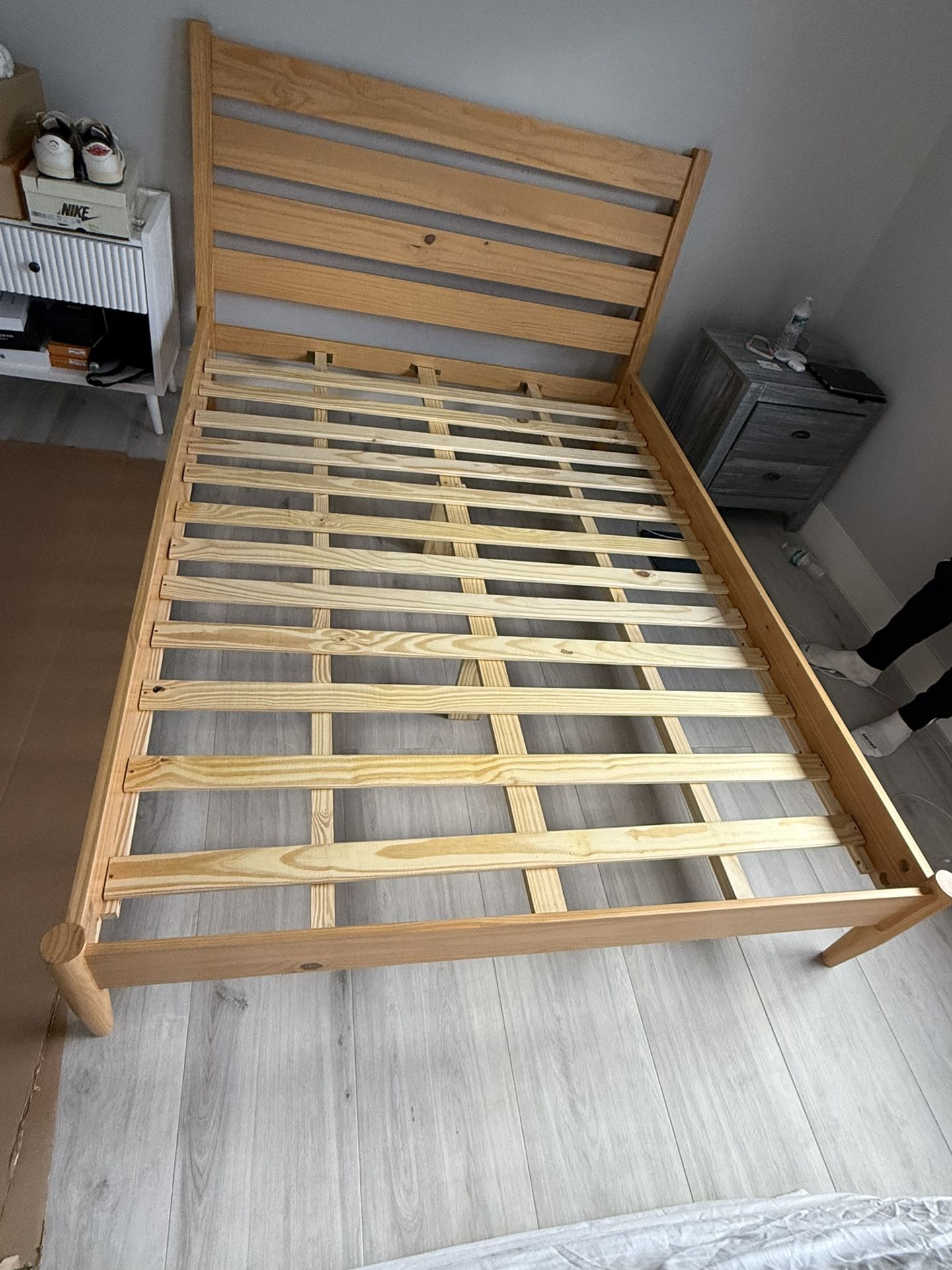 QUEEN SIZE BED FRAME