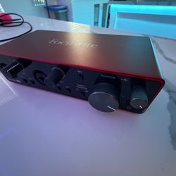 Scarlett focusrite 2i2 like new