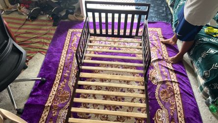 Toddler bed with frame