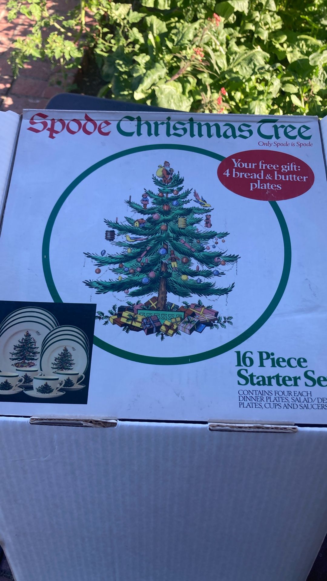 Spode Christmas Tree China Set For 4