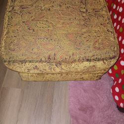 2 Ottomans With Four Matching Pillows