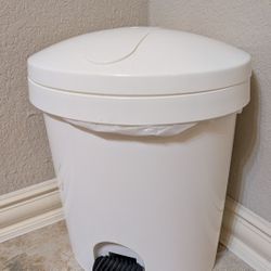 Step-on Trash Can 
