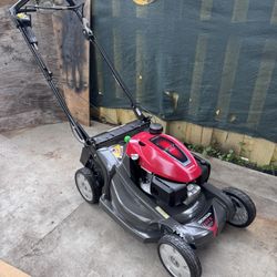 LIKE NEW AT LEAST ONE TIME WAS USED IT DID NOT EVEN GET DIRTY . SEL PROPELLED LAWNMOWER HONDA HRX-217 /200cc TWIN BLADE / BLADE CONTROL SYSTEM . XENOY