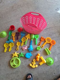 Beach toys sand  for kids  including basket. Juguetes para  jugar en la arena playa  incluye la canasta . $10.00