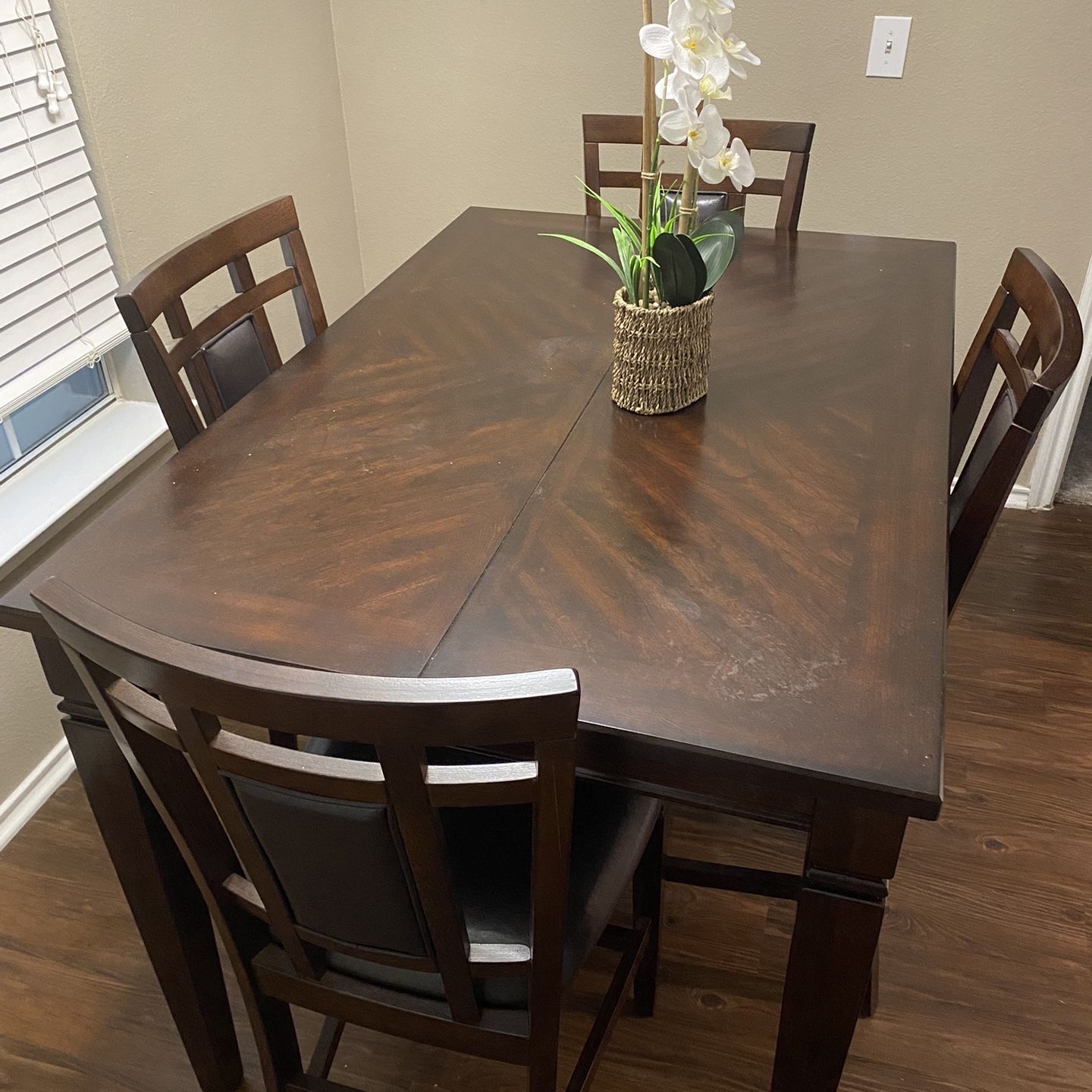 Dining Room Table And Chairs 