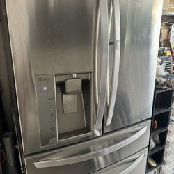 LG Refrigerator (READ DESCRIPTION)