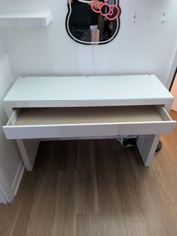 Vanity table / hello Kitty