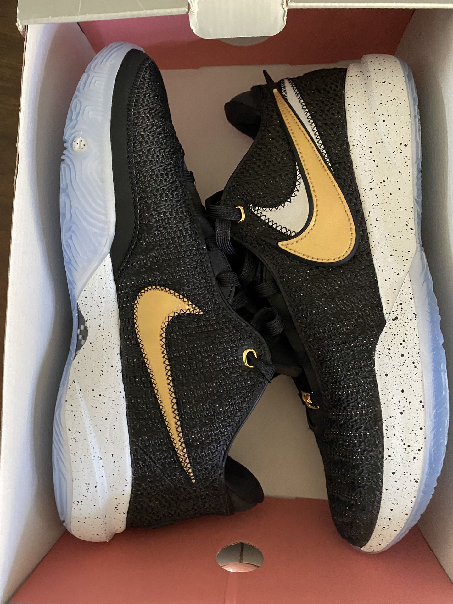 Nike LeBron 20 Black Metallic Gold (GS) Size 10 Men’s