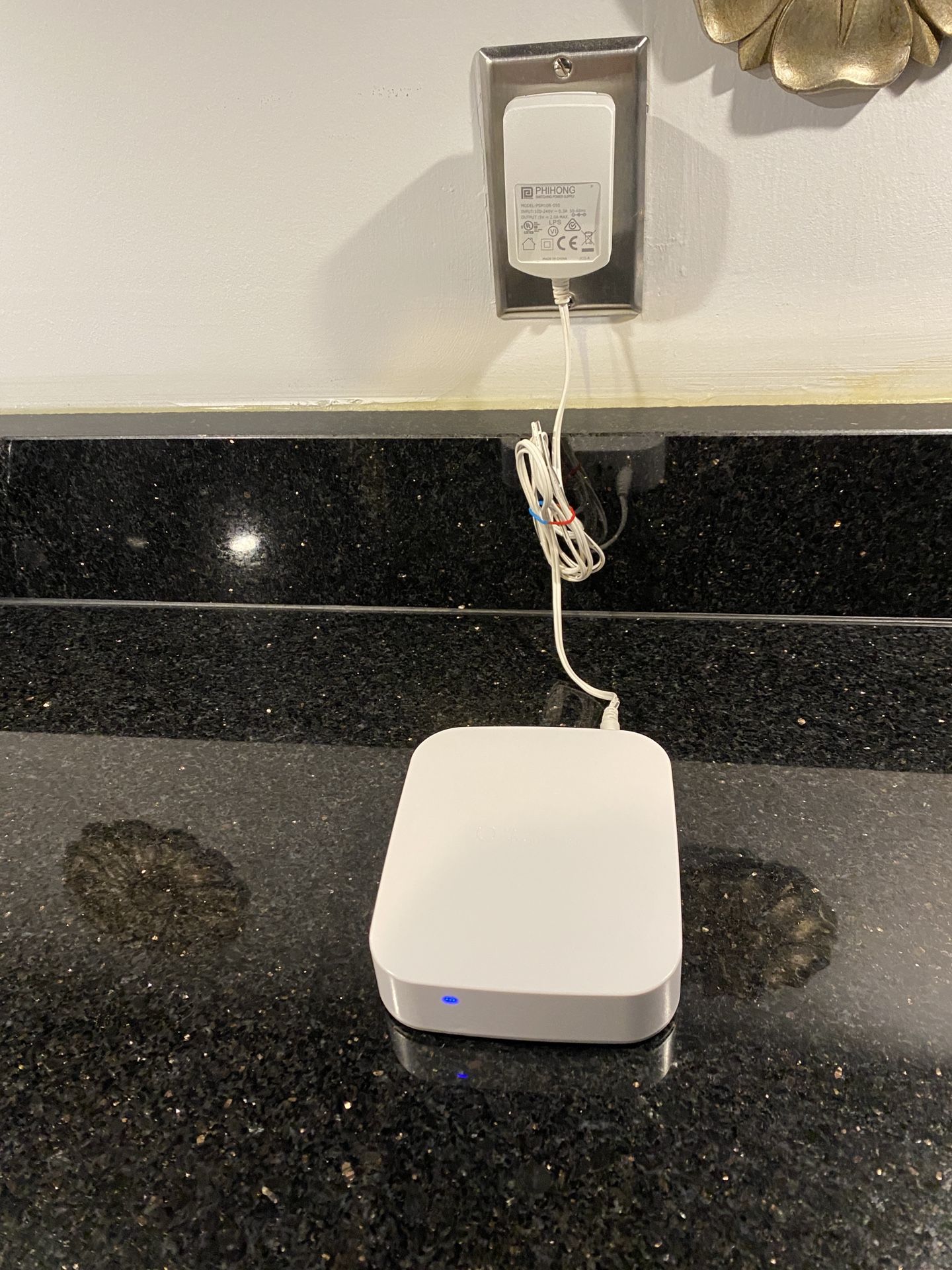 SAMSUNG SmartThings Hub White Model: STH-ETH-200 Connect to 100+ Smart Devices