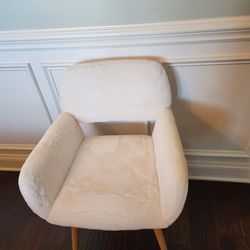 *** WHITE "FLUFFY" CHAIR