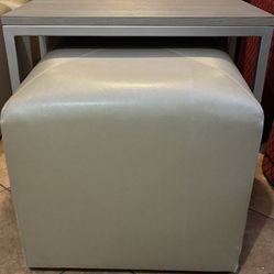 Tv , Chairs And Ottomans 