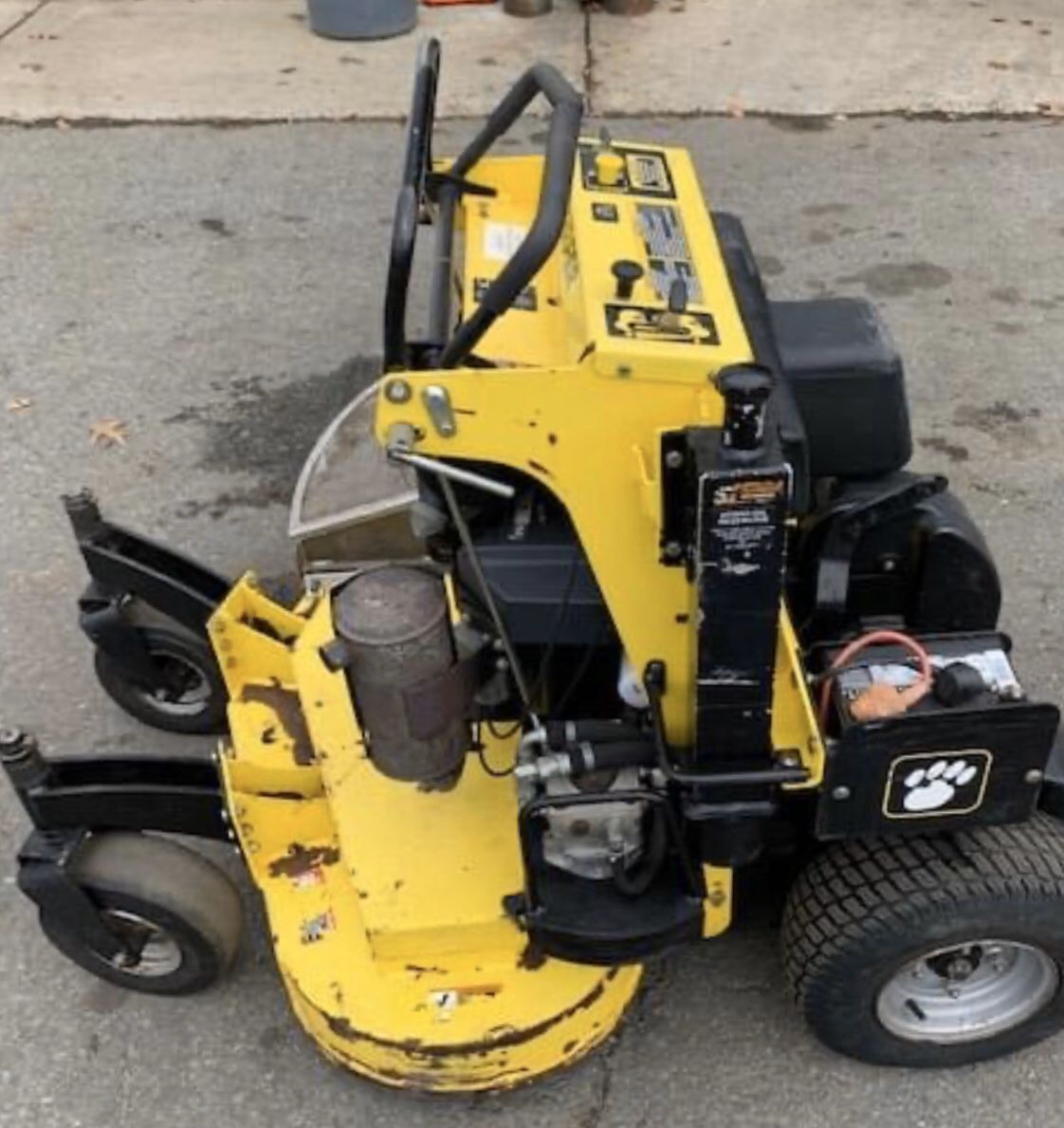 Great Dane 34” zero turn commercial lawn mower with grass catcher